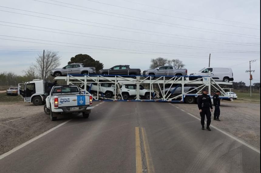 El camión quedó encajado sobre la calzada
