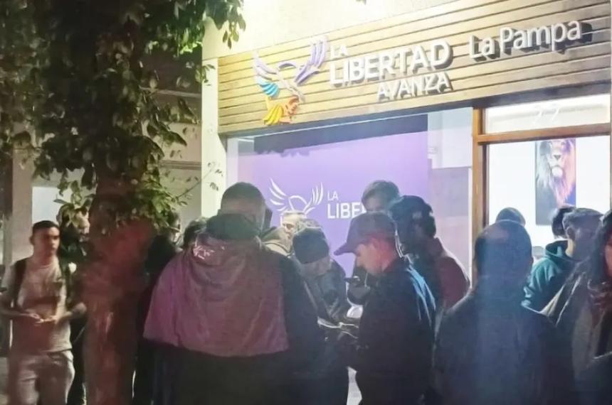 Libertarios se reunen en el local de la calle Mariano Rosas