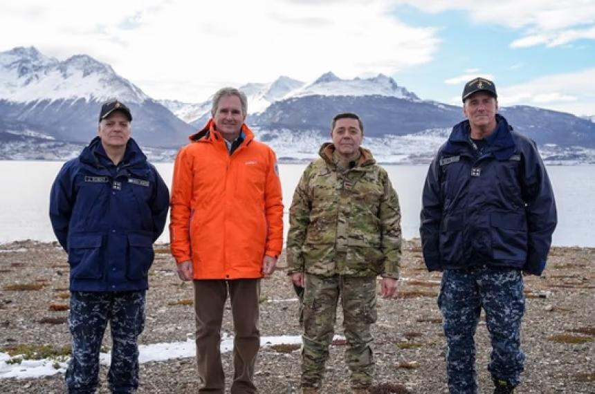 el Gobierno proyecta destinar alrededor de USD 350 millones a las obras vinculadas con la Base Naval Integrada de Ushuaia y la Base Ant�rtica Conjunta Petrel