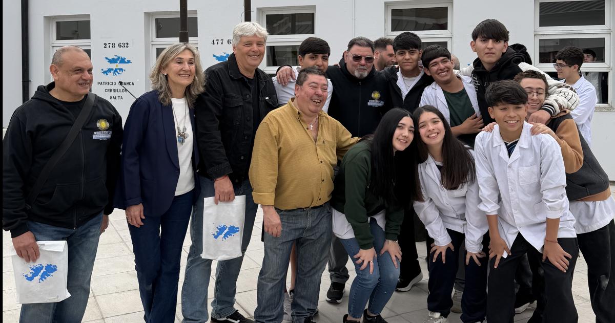 Estudiantes y Veteranos de Guerra junto a la vicegobernadora Mayoral