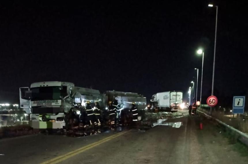 Por el choque est� cortada el tr�nsito por el puente interprovincial