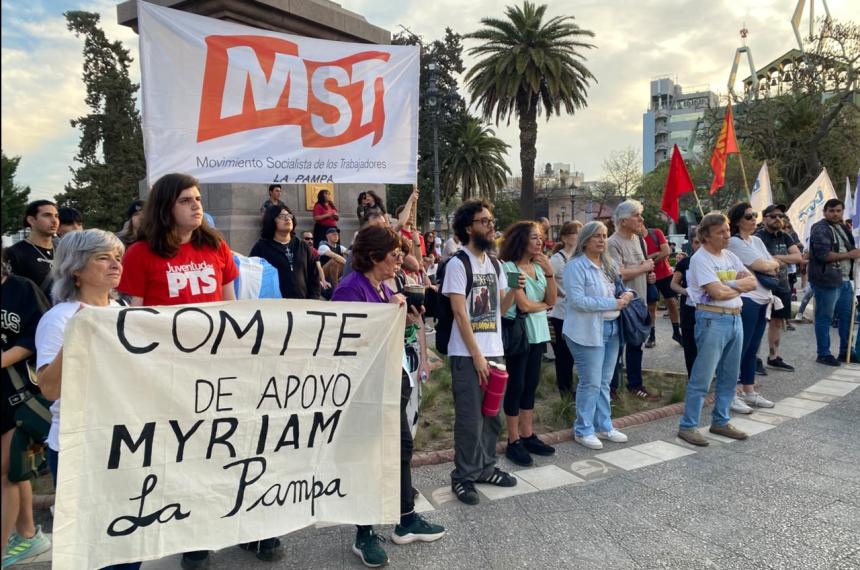 La movilización concentró desde las 18 en el centro de la capital pampeana