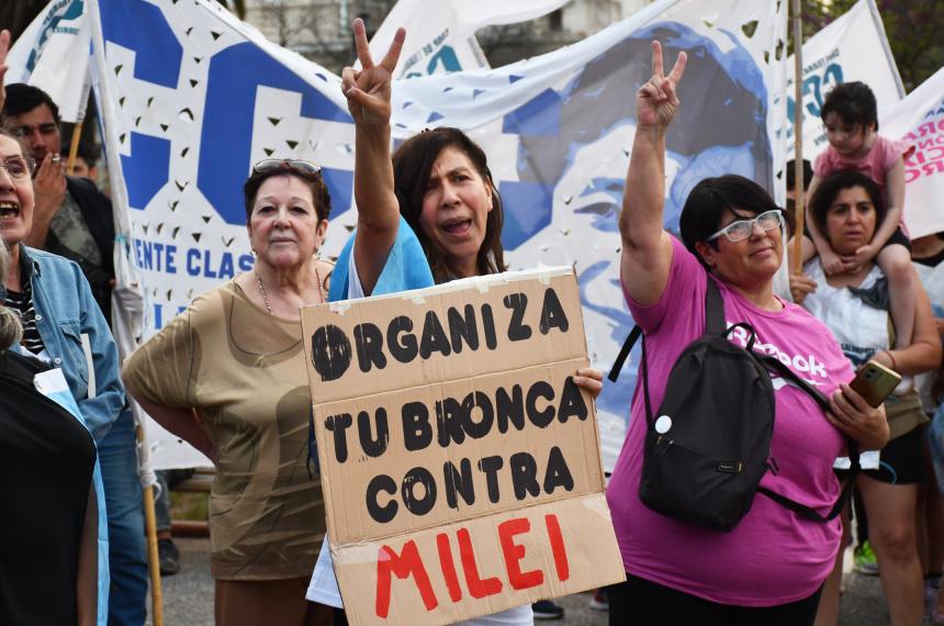 La movilización concentró desde las 18 en el centro de la capital pampeana
