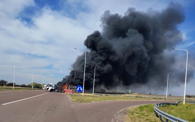 Otro choque de camiones, ahora en el cruce de las rutas 35 y 18