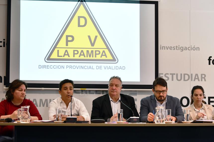 El ministro Intronati antes de ingresar a la reunión con los legisladores