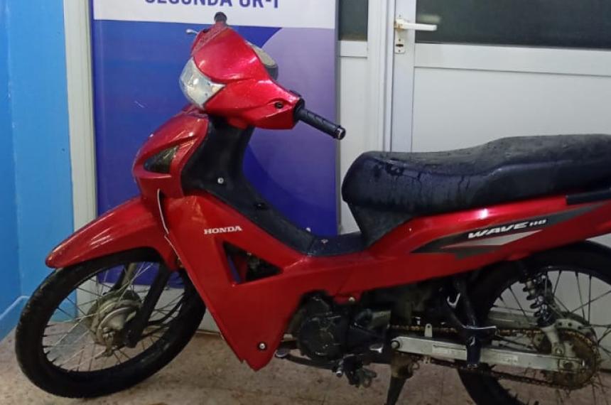 La Honda Wave recuperada y reintegrada a su dueño