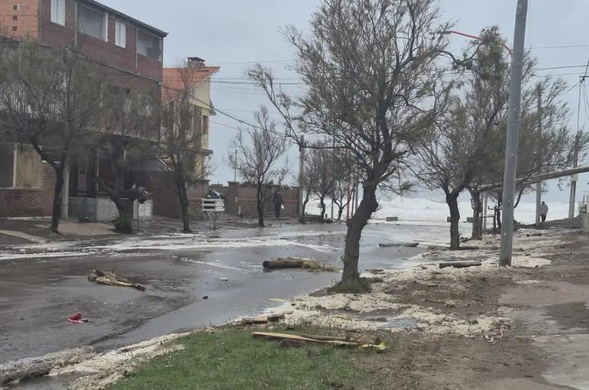 La subida del mar volvió a hacer destrozos en cercanías de la playa