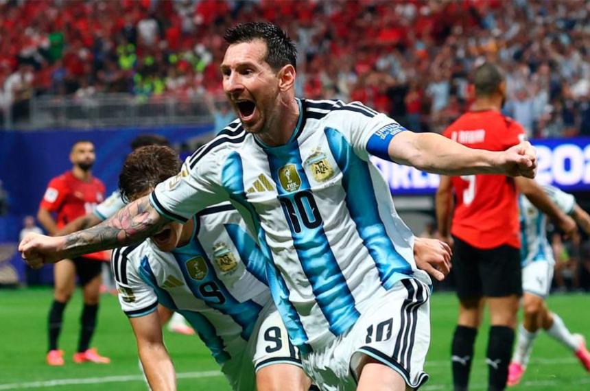 Lionel Messi presentó la camiseta especial que utilizar� el 6 de octubre ante Benín en el Monumental durante su �ltimo partido con la Selección Argentina