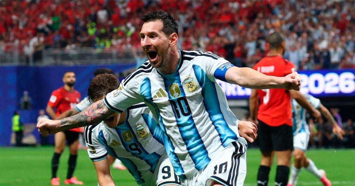 Lionel Messi presentó la camiseta especial que utilizar� el 6 de octubre ante Benín en el Monumental durante su �ltimo partido con la Selección Argentina