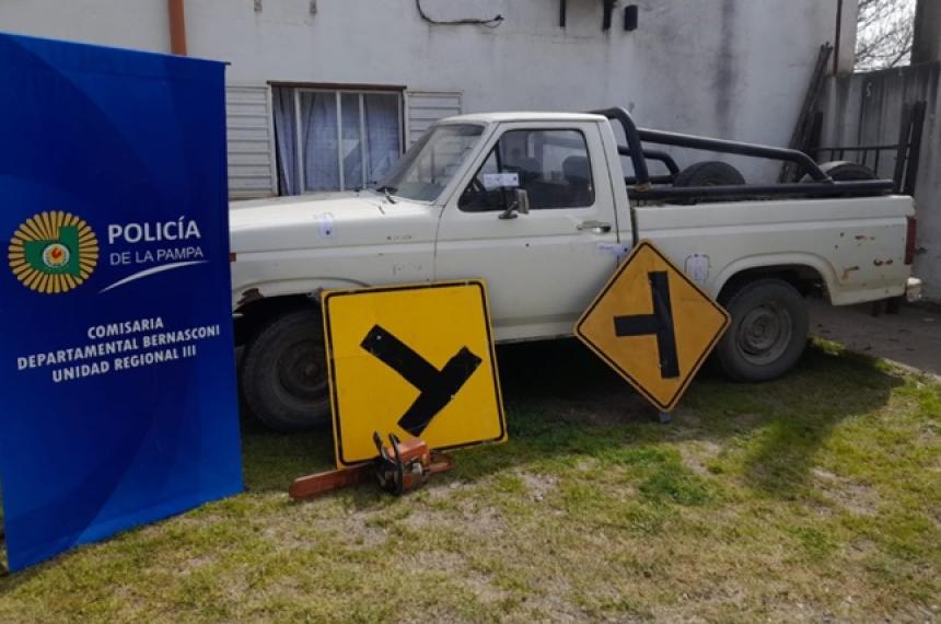 La policía secuestró los carteles y la camioneta