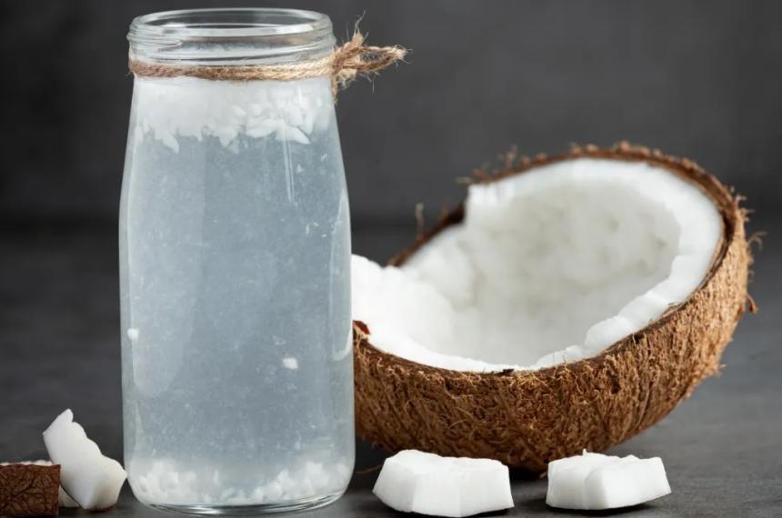 El agua de coco natural que sale del fruto aporta nutrientes y sobre todo agua