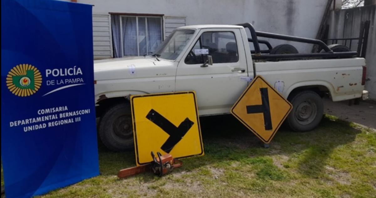 La policía secuestró los carteles y la camioneta