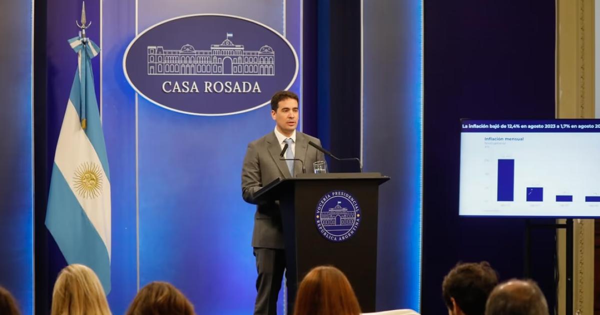 Adri�n Ravier vocero presidencial en su habitual conferencia de prensa de los martes