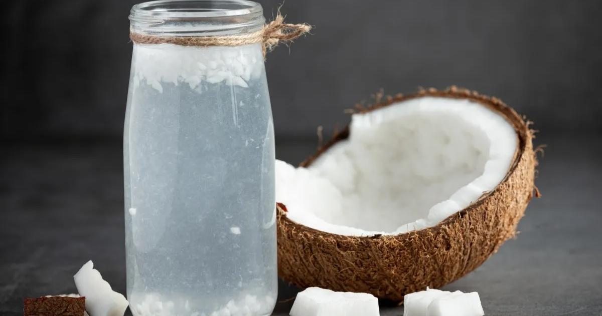 El agua de coco natural que sale del fruto aporta nutrientes y sobre todo agua