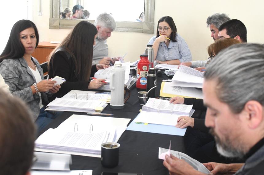 El encuentro re�ne a concejales con representantes de propietarios de licencias y choferes