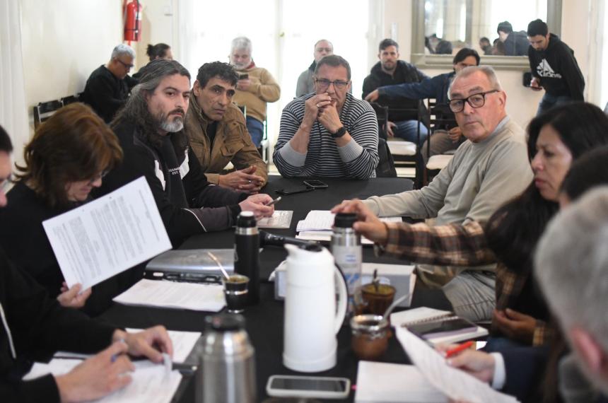 El encuentro re�ne a concejales con representantes de propietarios de licencias y choferes