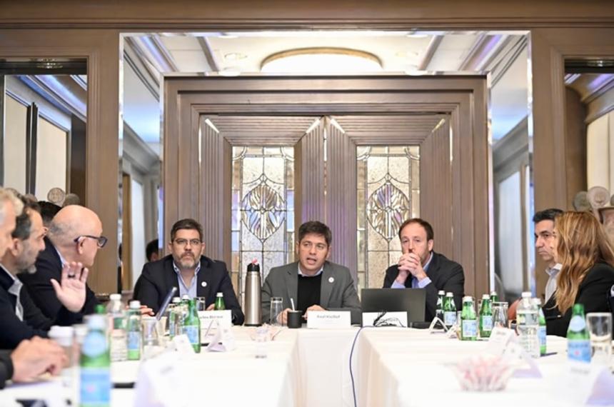 Axel Kicillof durante una reunión con fondos de inversión y empresarios en Nueva York flanqueado por sus ministros de Gobierno Carlos Bianco y de Economía Pablo López