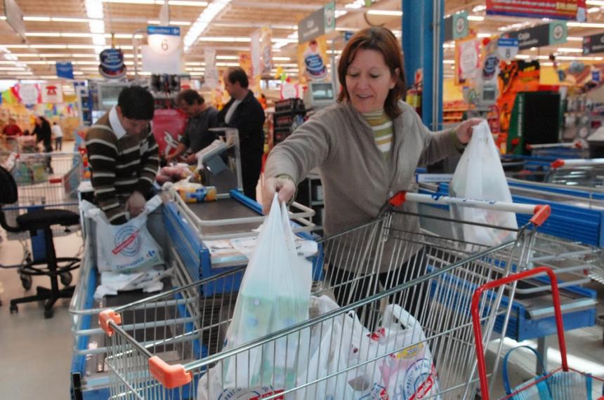 El consumo en supermercados cayó un 33-en-porciento- interanual en agosto