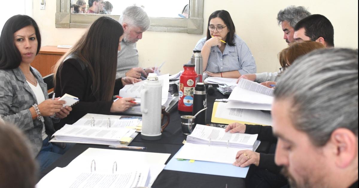 El encuentro re�ne a concejales con representantes de propietarios de licencias y choferes