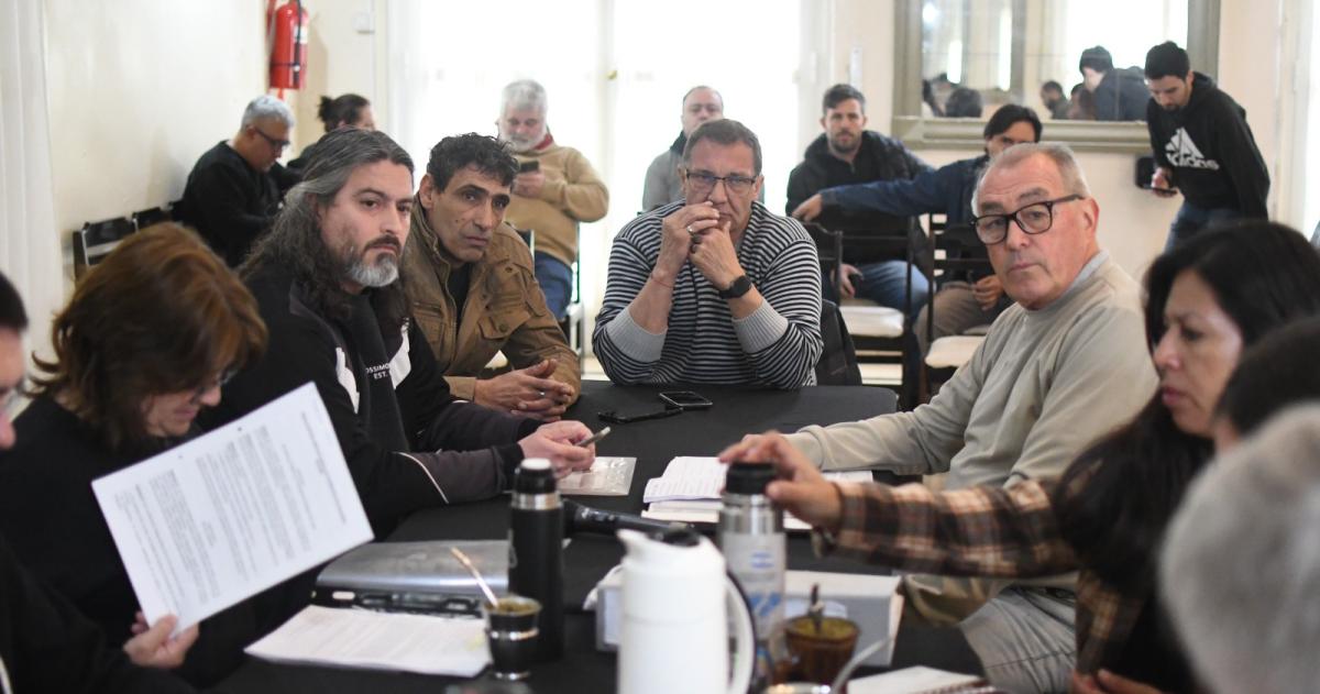 El encuentro re�ne a concejales con representantes de propietarios de licencias y choferes