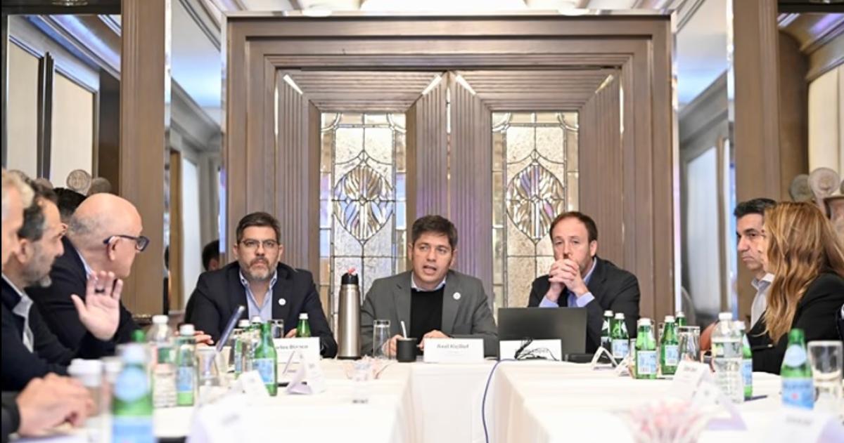 Axel Kicillof durante una reunión con fondos de inversión y empresarios en Nueva York flanqueado por sus ministros de Gobierno Carlos Bianco y de Economía Pablo López