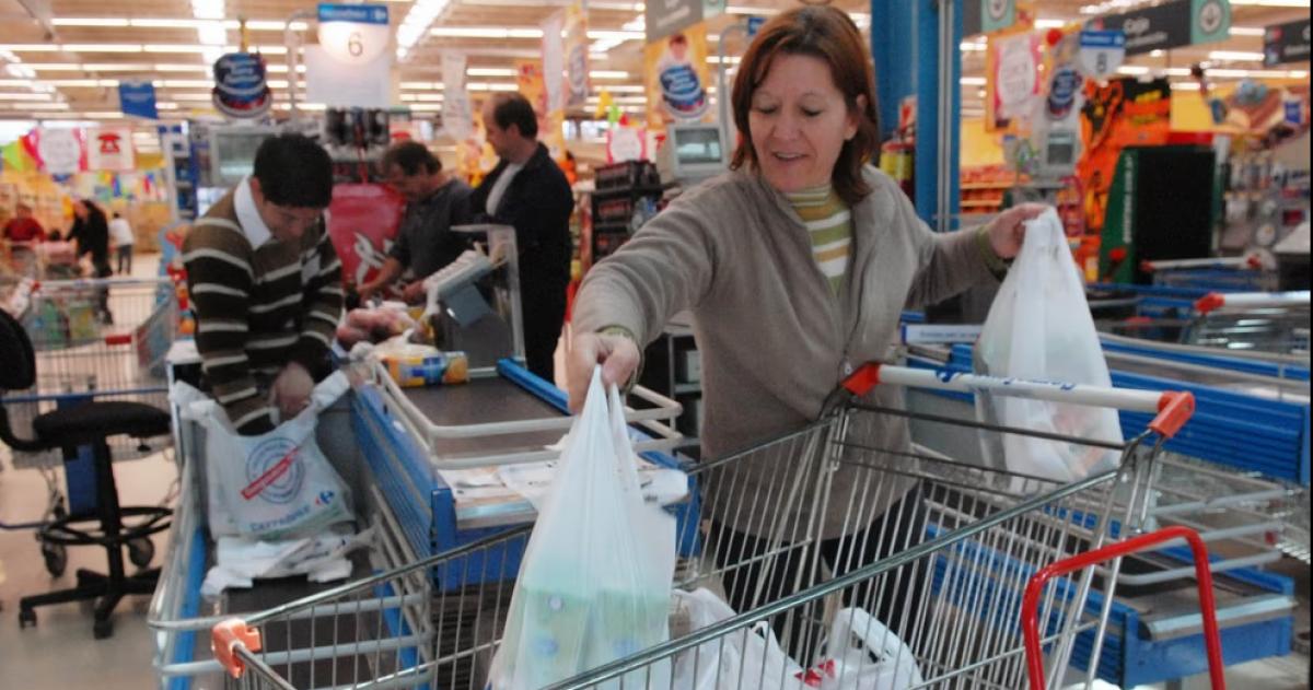 El consumo en supermercados cayó un 33-en-porciento- interanual en agosto