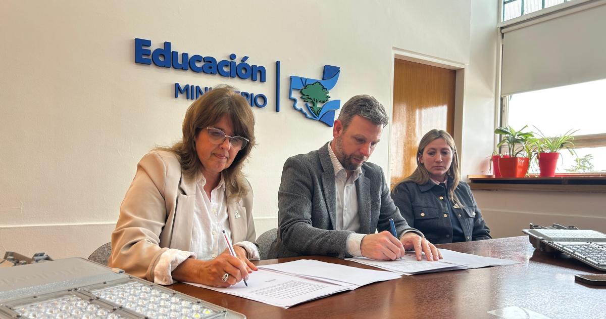 El secretario de Energía y Minería Matías Toso y la ministra de Educación Marcela Feuerschvenger