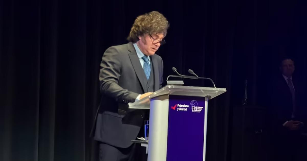 El presidente vinculó la fluctuación del riesgo país con la actividad de Axel Kicillof en Nueva York