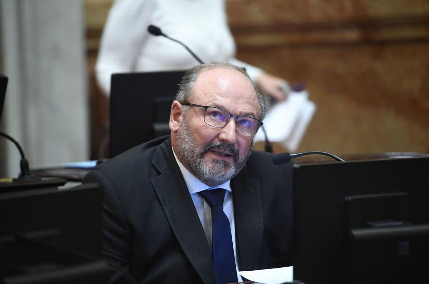  El senador pampeano habilitó la discusión desmarc�ndose de la mayoría de su bloque