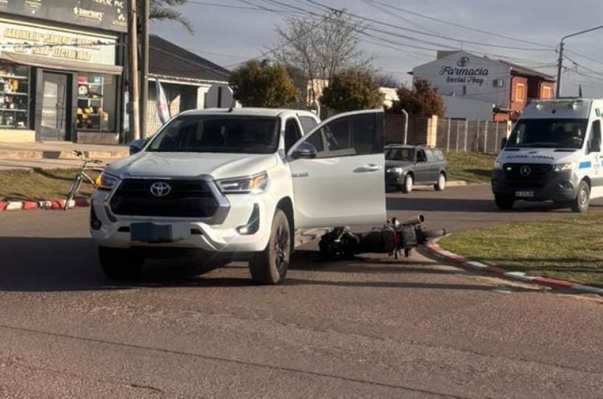 La motocicleta quedó tendida sobre la calle luego del impacto con la camioneta