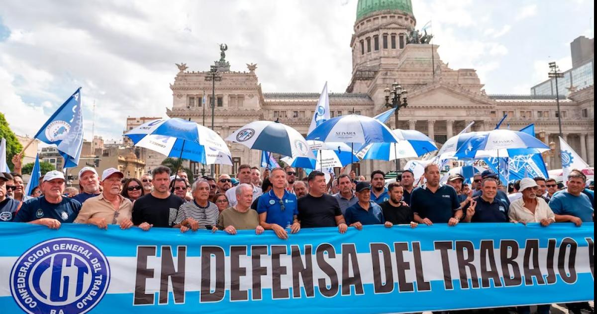 La columna de la CGT en una marcha al Congreso contra la reforma laboral