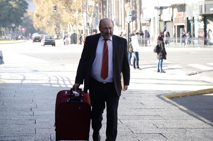 Kroneberger votó en contra pero se sentó en la sesión