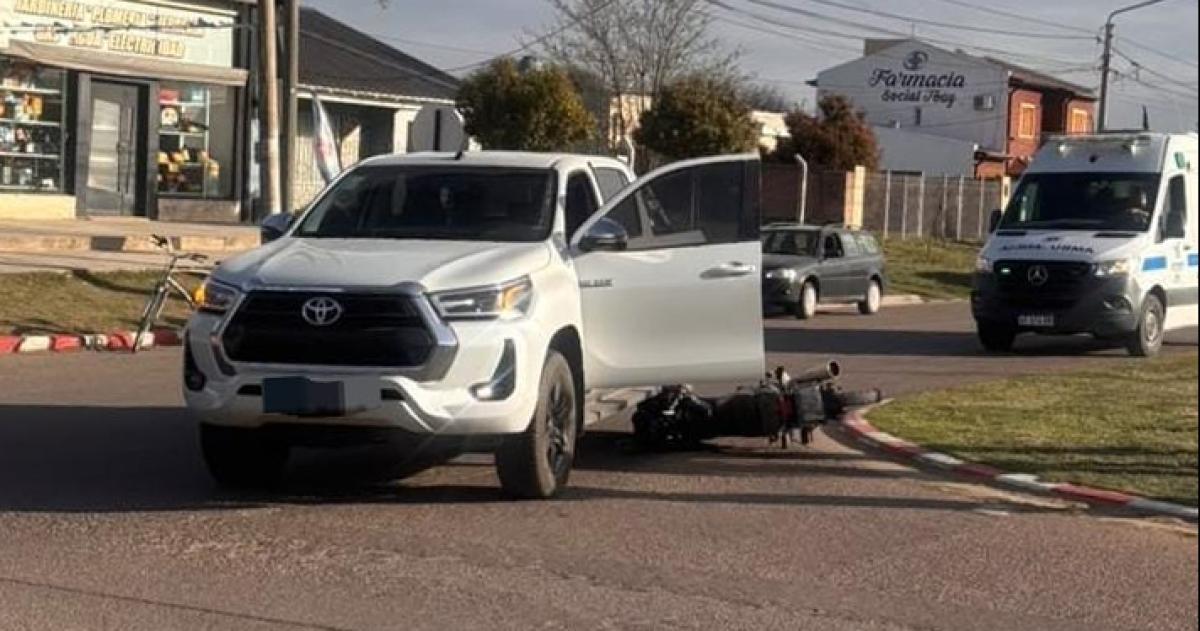 La motocicleta quedó tendida sobre la calle luego del impacto con la camioneta