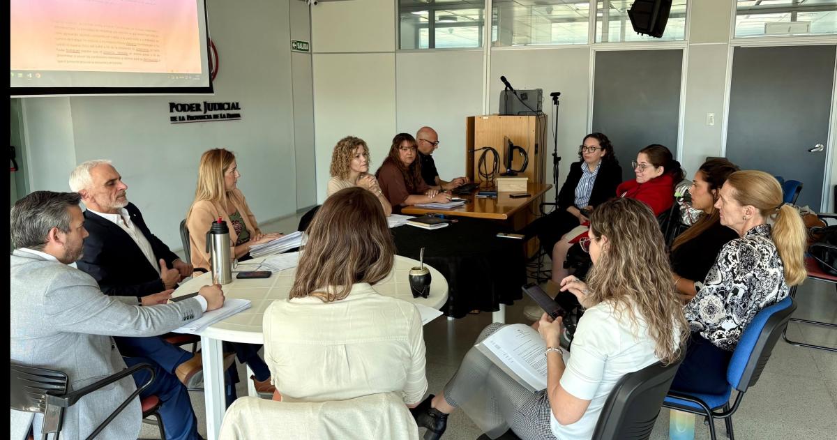 Los representantes judiciales sentados en la mesa con los funcionarios judiciales