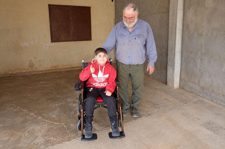 El niño ya tiene su silla de ruedas