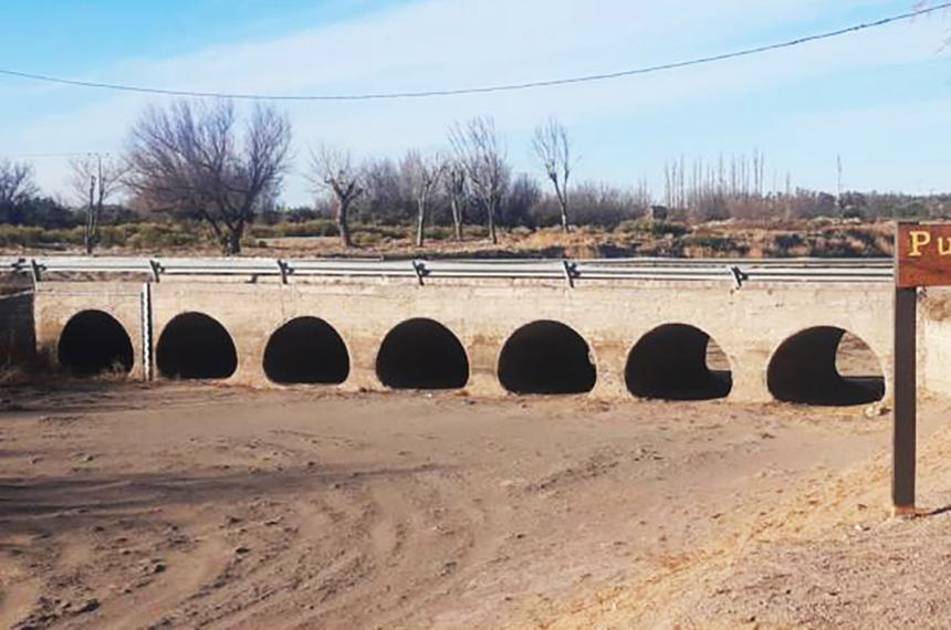 El Puente Viejo de Algarrobo del Águila totalmente seco
