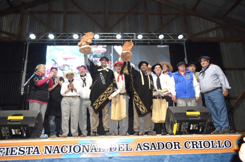 La pareja integrada por el asador Horacio Navarrete y el fogonero José Luis Navarrete obtuvo el primer puesto del certamen