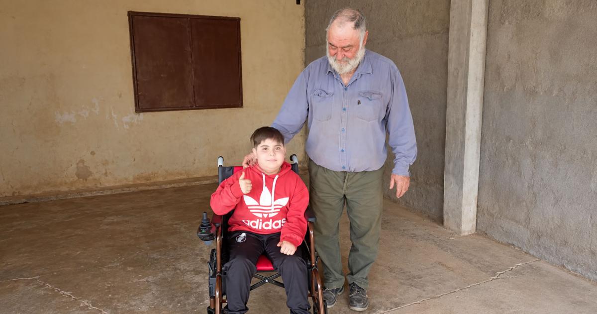 El niño ya tiene su silla de ruedas