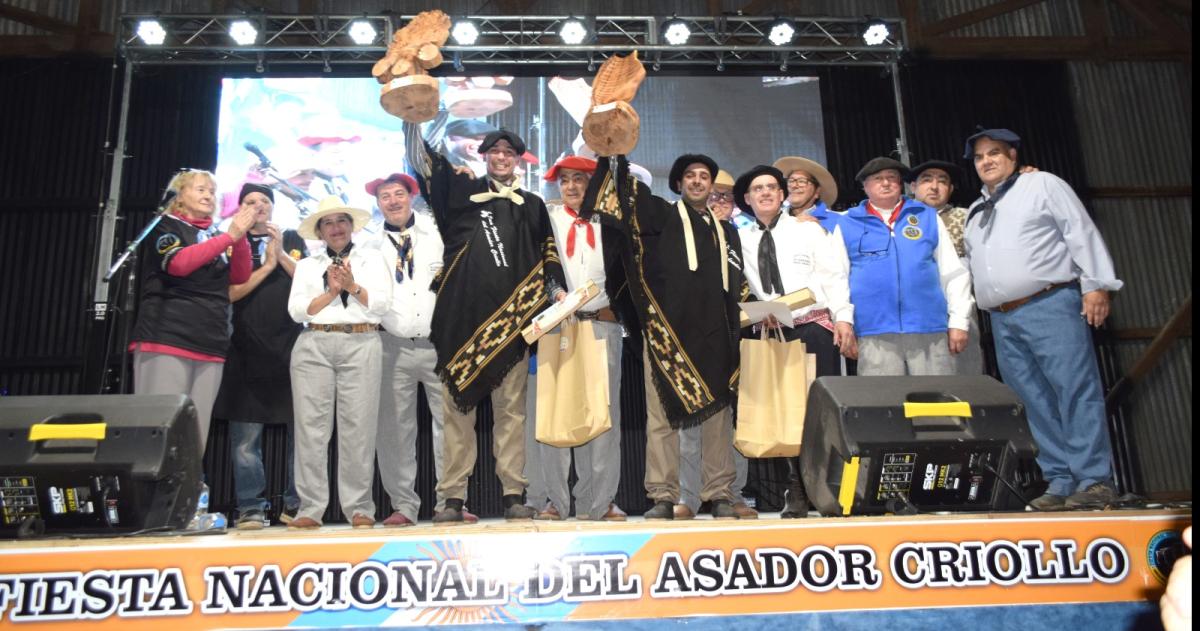 La pareja integrada por el asador Horacio Navarrete y el fogonero José Luis Navarrete obtuvo el primer puesto del certamen