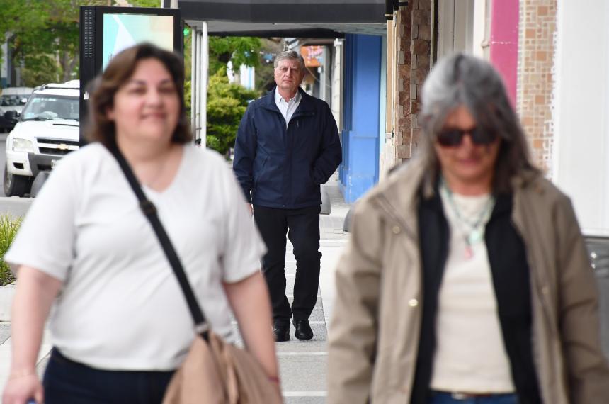 El gobernador Ziliotto llegando este lunes a la reunión del PJ