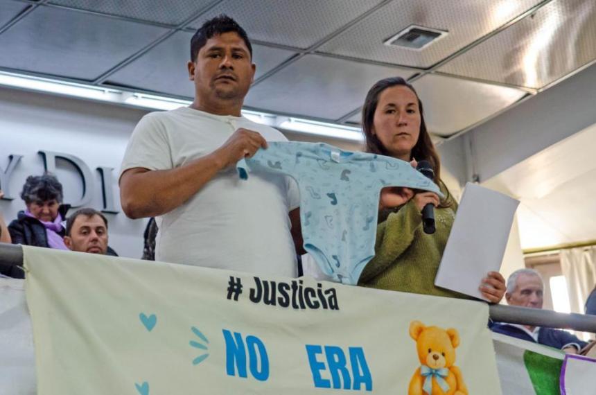 La pareja en plena protesta durante una sesión