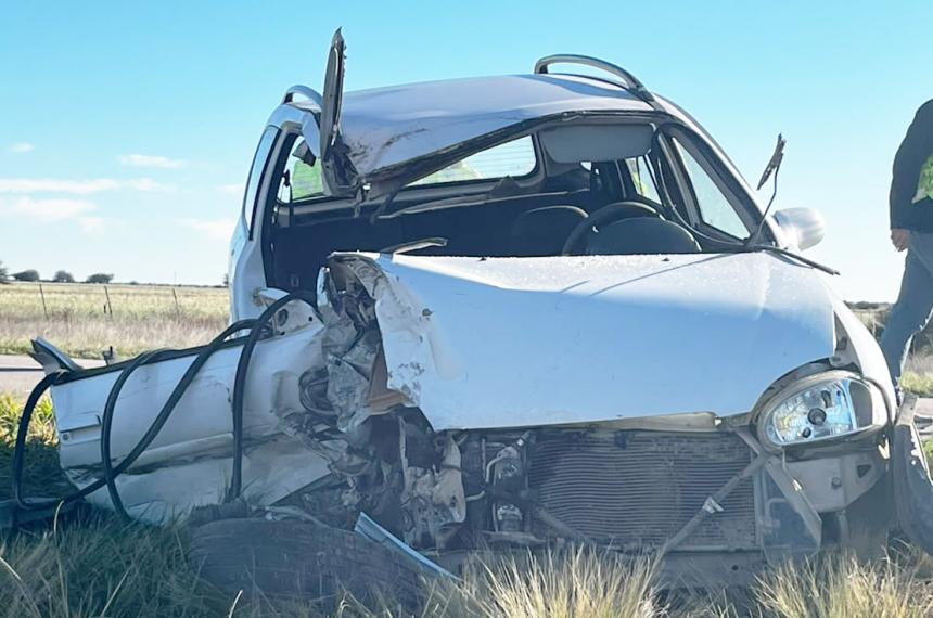 Los dos ocupantes del Corsa resultaron con heridas graves