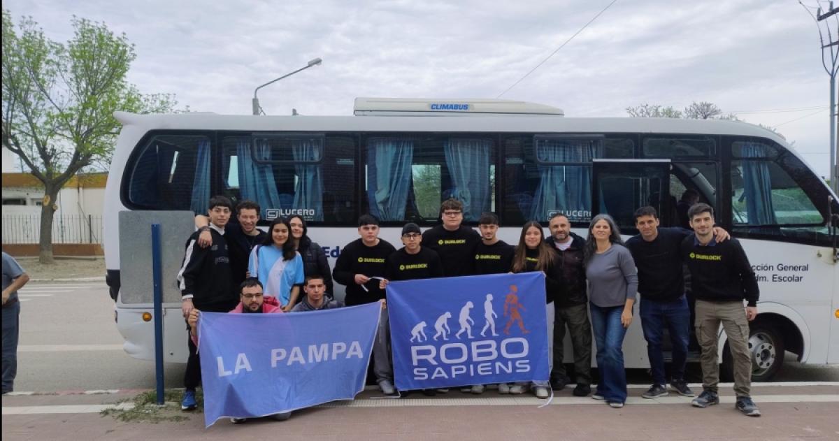 Participaron estudiantes de la EPET N° 4 de General Acha (RoboSapiens) y estudiantes de la EPET N° 10 (Los Cables Pelados)