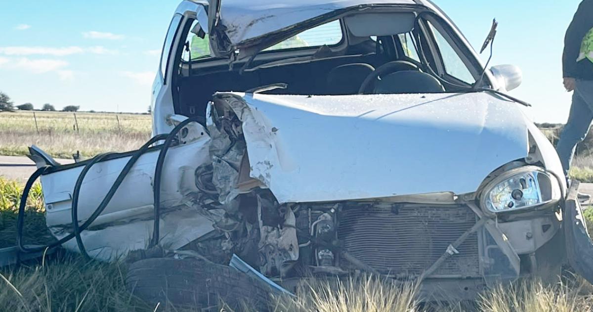 Los dos ocupantes del Corsa resultaron con heridas graves
