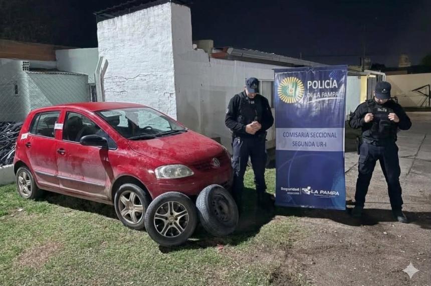 Las gomas robadas y el vehículo en el que se movilizaban los autores del hecho