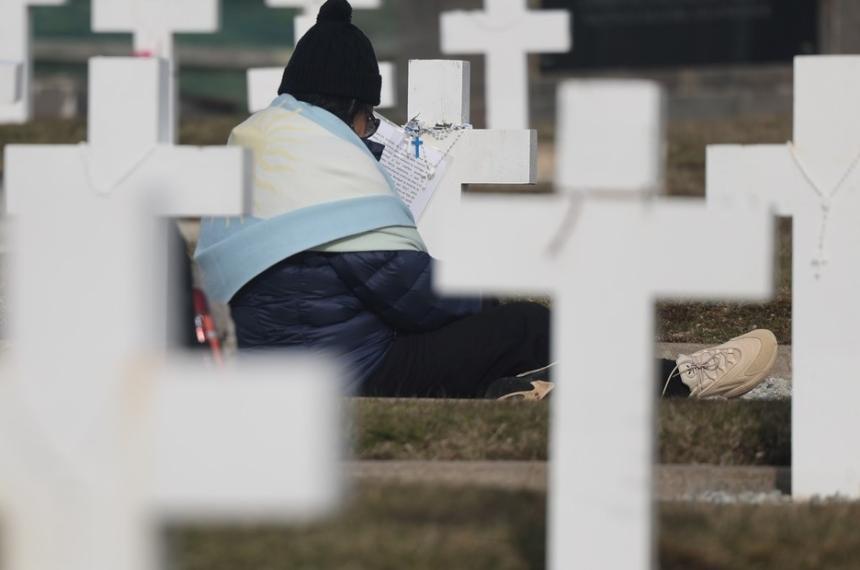 Una familiar de excombatientes de la Guerra de Malvinas en el cementerio argentino de Darwin hace diez días