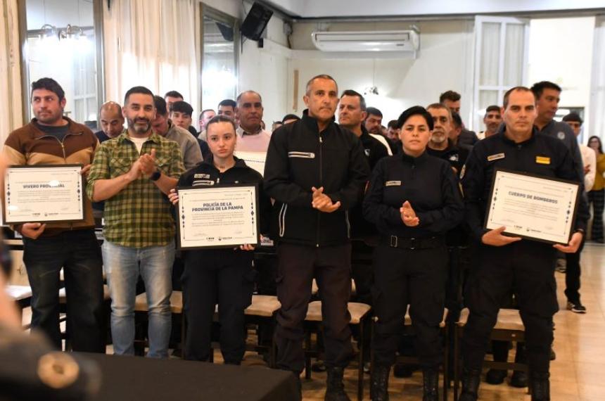 Policías bomberos y trabajadores municipales que acudieron al temporal de febrero de 2026 fueron reconocidos