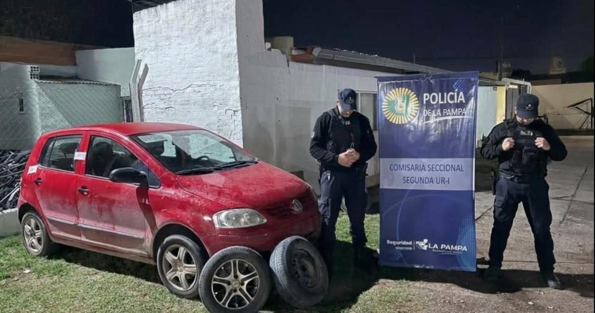 Las gomas robadas y el vehículo en el que se movilizaban los autores del hecho