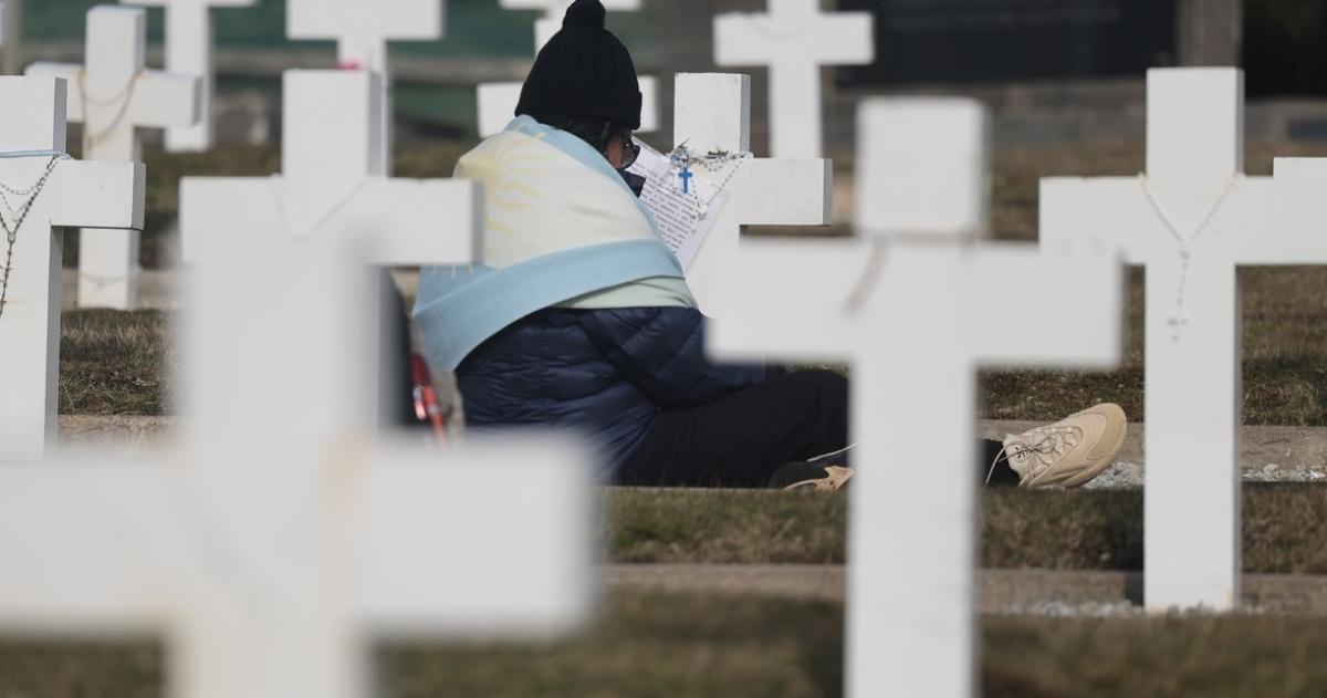 Una familiar de excombatientes de la Guerra de Malvinas en el cementerio argentino de Darwin hace diez días