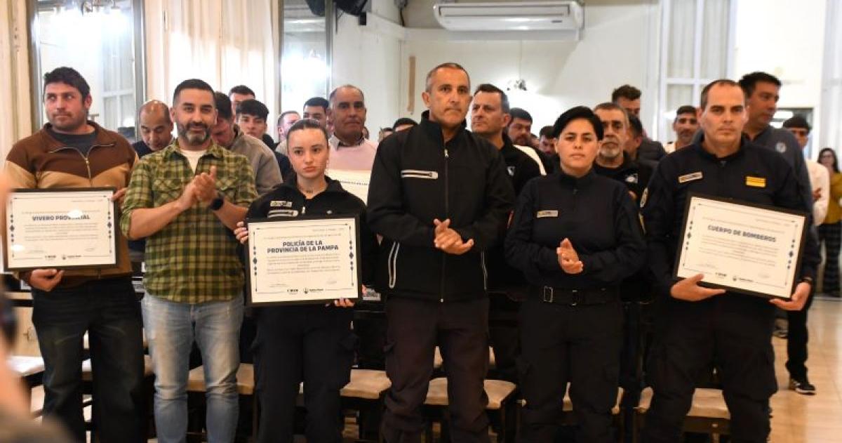 Policías bomberos y trabajadores municipales que acudieron al temporal de febrero de 2026 fueron reconocidos